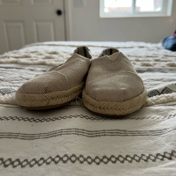 TOMS Slip Ons - Picture 2 of 2